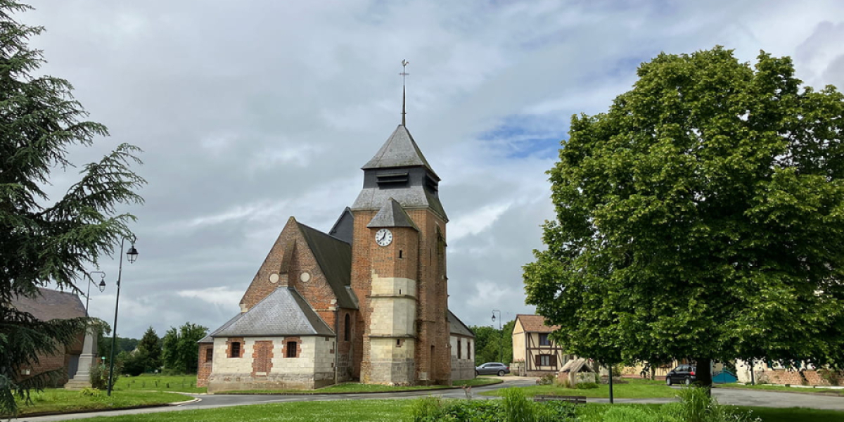 Place de l'église à Hétomesnil