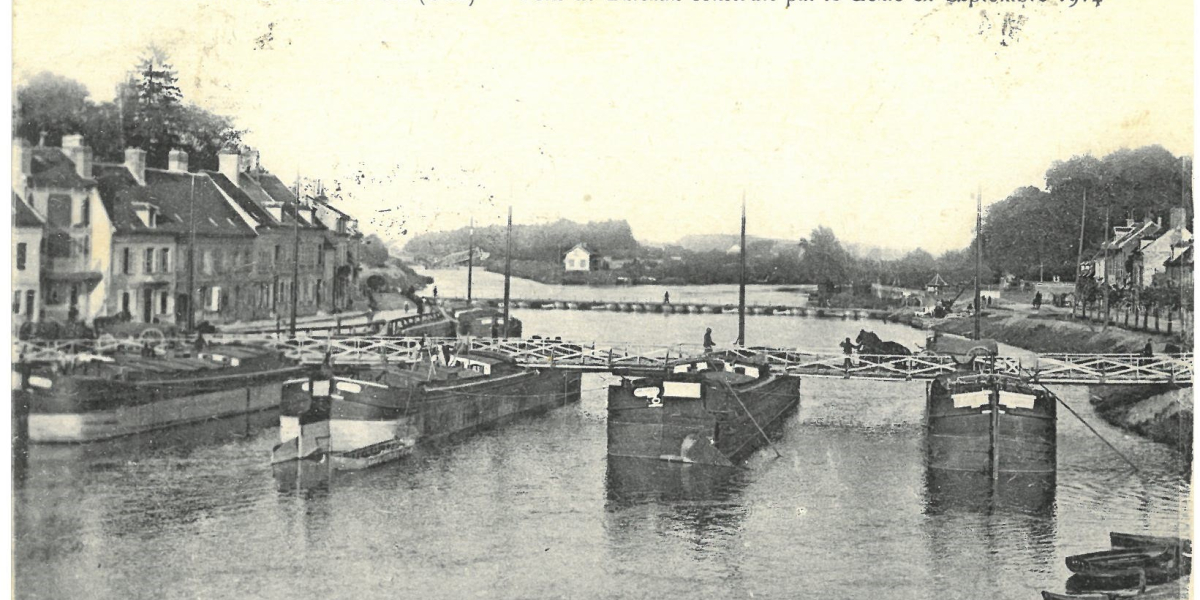 Pont de bateaux construit par le Génie en Septembre 1914