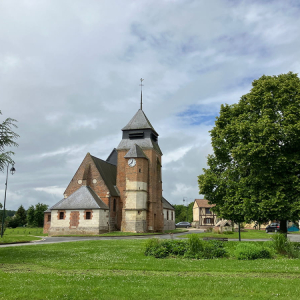 Place de l'église à Hétomesnil