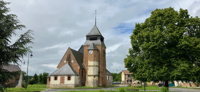 Place de l'église à Hétomesnil